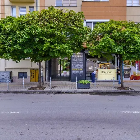Center The Coffee House One Bedroom Apartment *